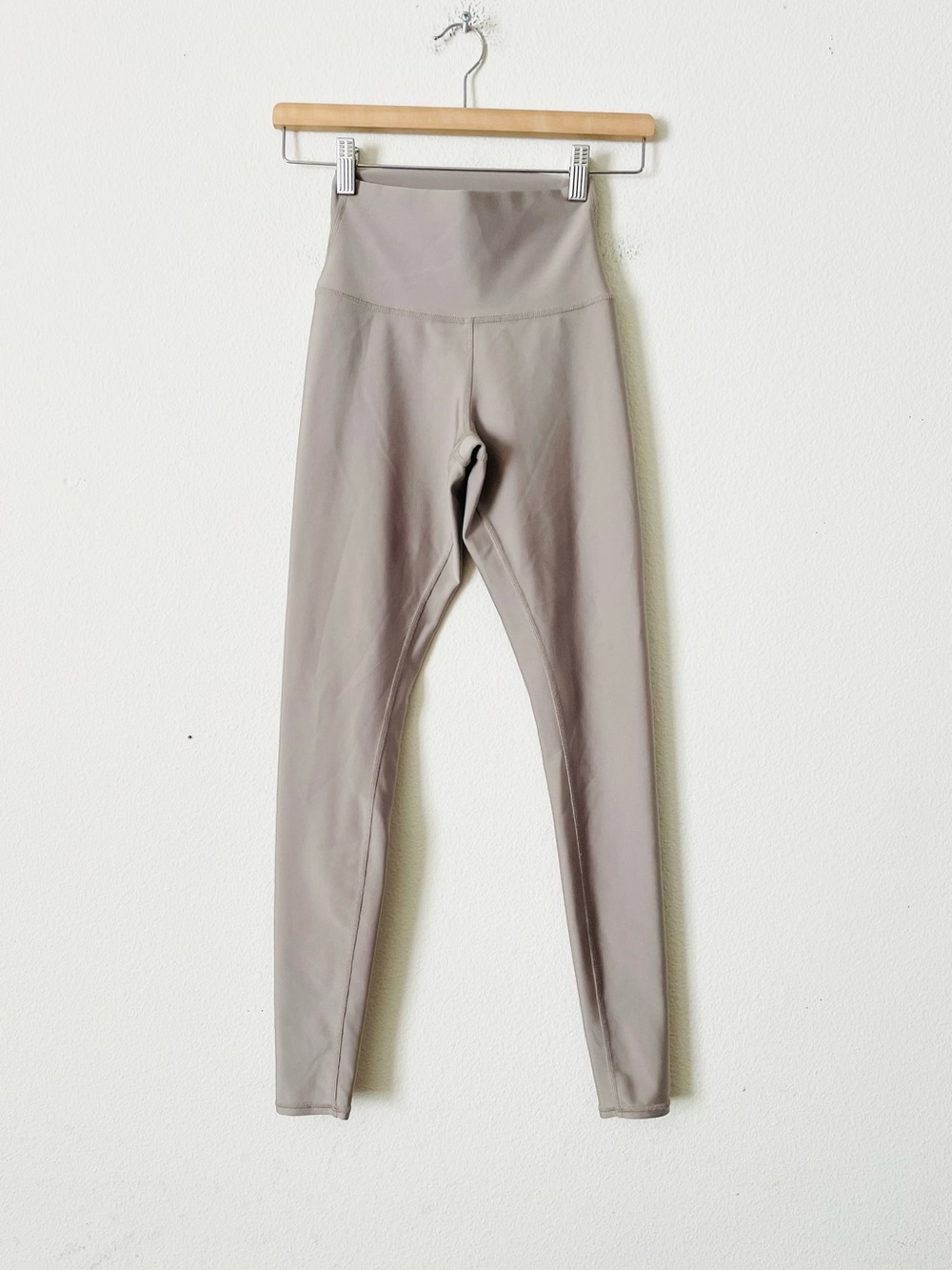 Alo yoga XS Airlift high rise full length 28” leggings in tan color